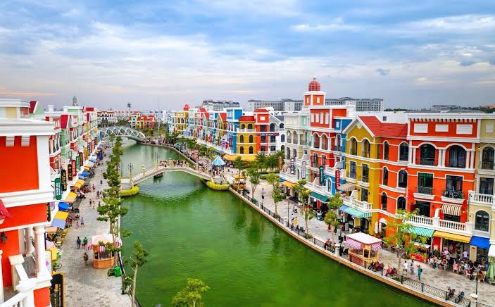 Kênh đào và những dãy nhà nhiều màu tại Grand World Phú Quốc