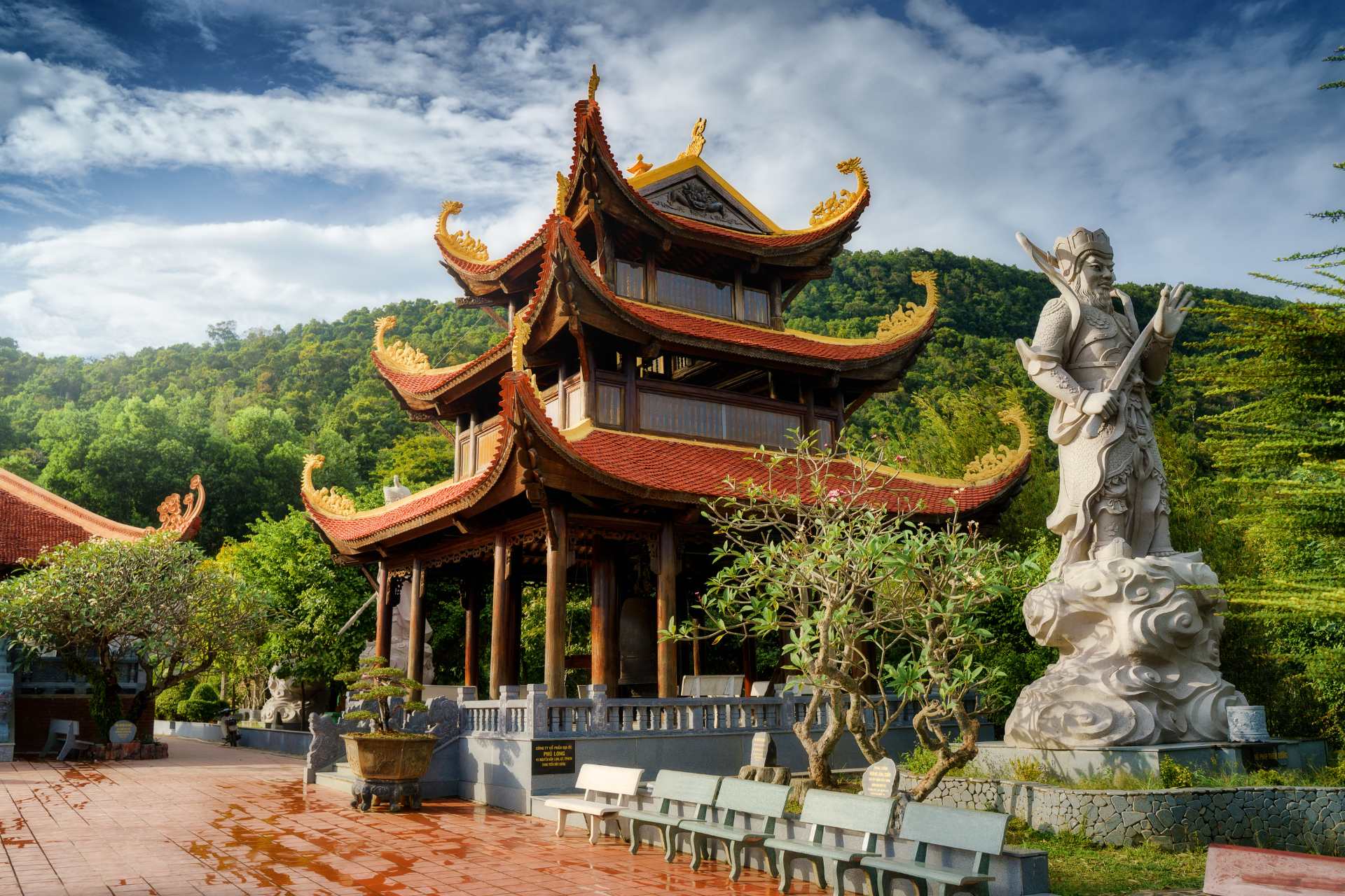 Chánh điện và tượng tại Chùa Hộ Quốc Phú Quốc